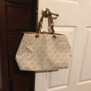😍Authentic Michael Kors Cynthia large handbag😍
